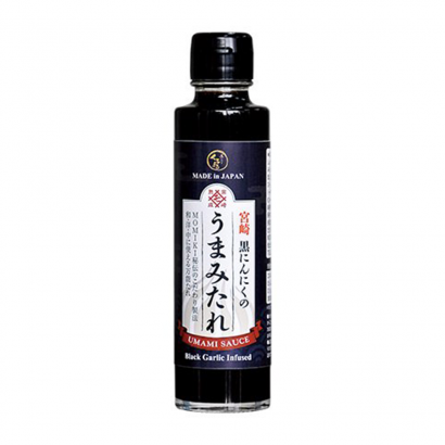 宮崎県の原木しいたけと北海道羅臼の昆布、鹿児島の鰹節からしっかり出汁を取り、そこに宮崎県産のジャンボ黒にんにくを混ぜ合わせ、うまみ成分を凝縮した万能のたれです。
野菜炒めや麺類のつけだれとして使用して頂くのがおすすめです。
